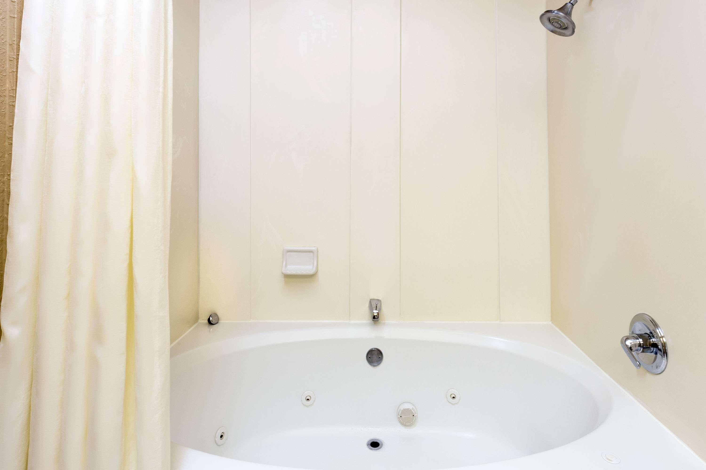 Super 8 By Wyndham Hotel Freeport
