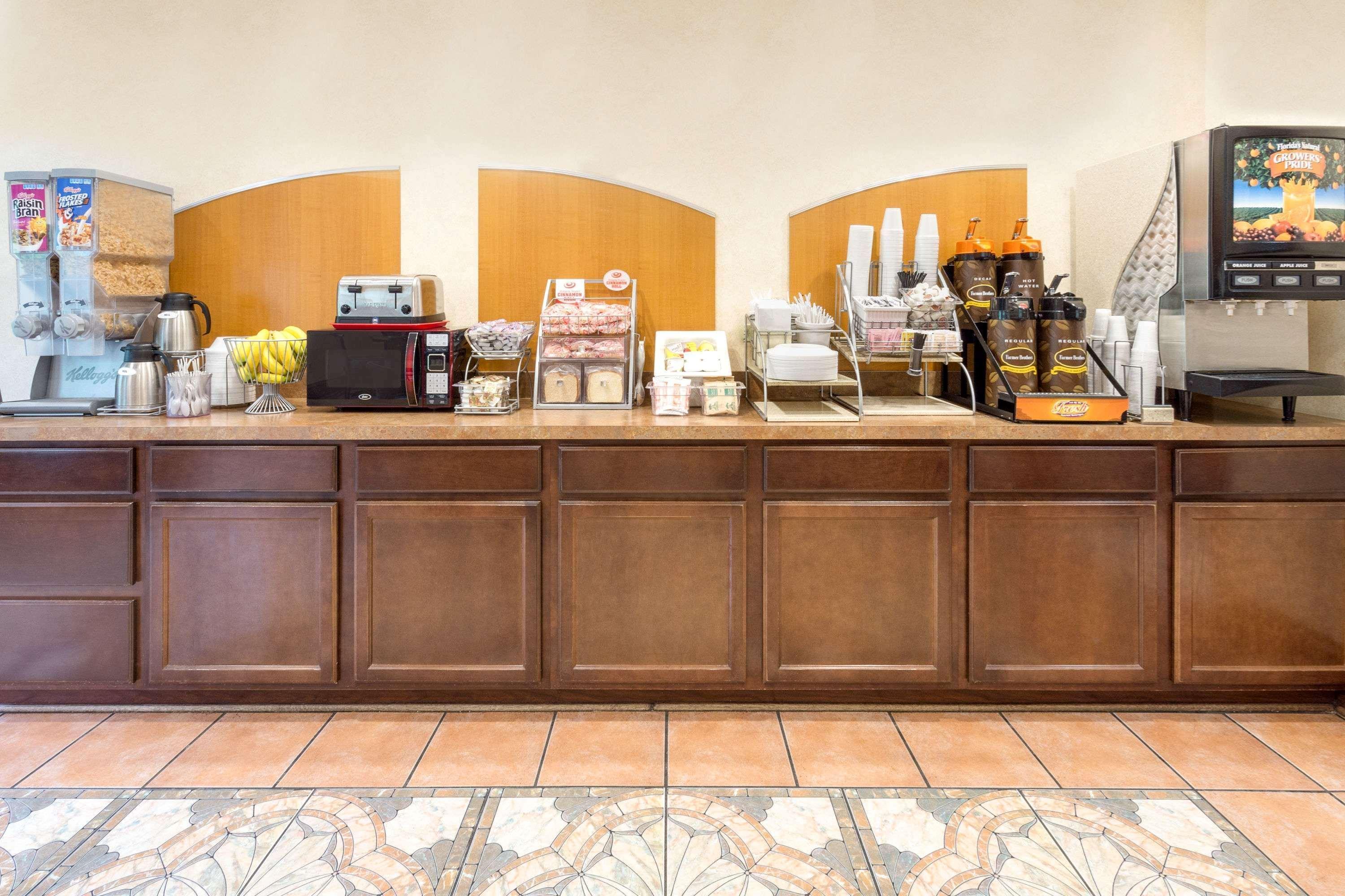 Super 8 By Wyndham Hotel